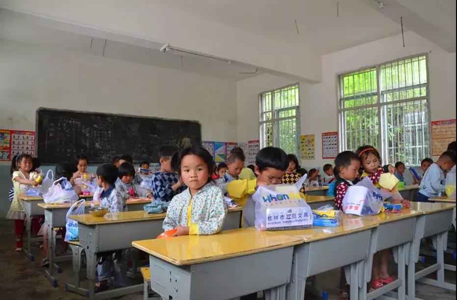 興進集團為孩子們發(fā)放嶄新的文具